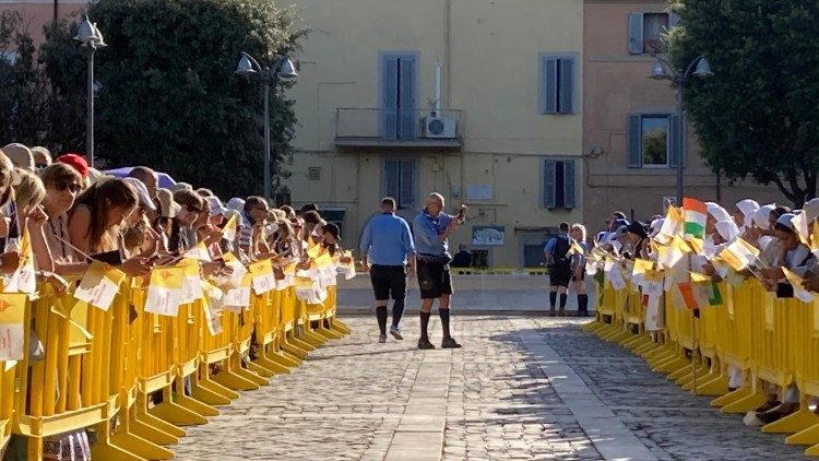 A sz&eacute;kesegyh&aacute;z előtt