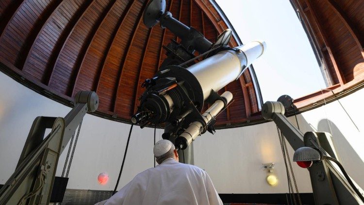 El Papa León XIV admira el firmamento desde el telescopio del Observatorio Vaticano en Castel Gandolfo