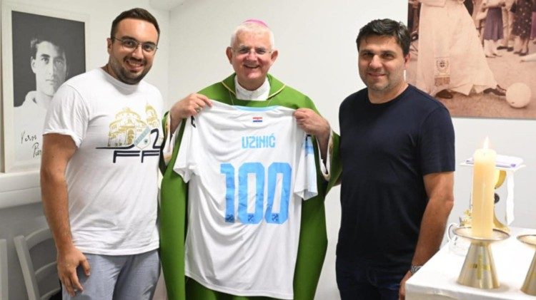 Nadbiskup Mate Uzinić s brojem 100 koji označava stotu obljetnicu osnutka Riječke biskupije (Foto: Riječka biskupija)