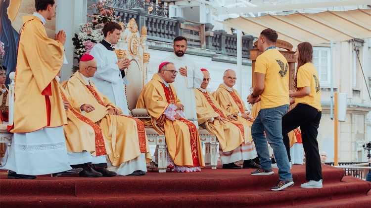 2025.07.21नई सहस्राब्दी के कार्य फाउंडेशन के दो हज़ार से ज़्यादा छात्रवृत्ति धारक शनिवार को जस्ना गोरा में एकत्रित हुए