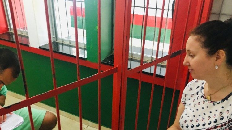 A professora Rossaly Beatriz durante entrevista com detento no Presídio de Xanxerê 