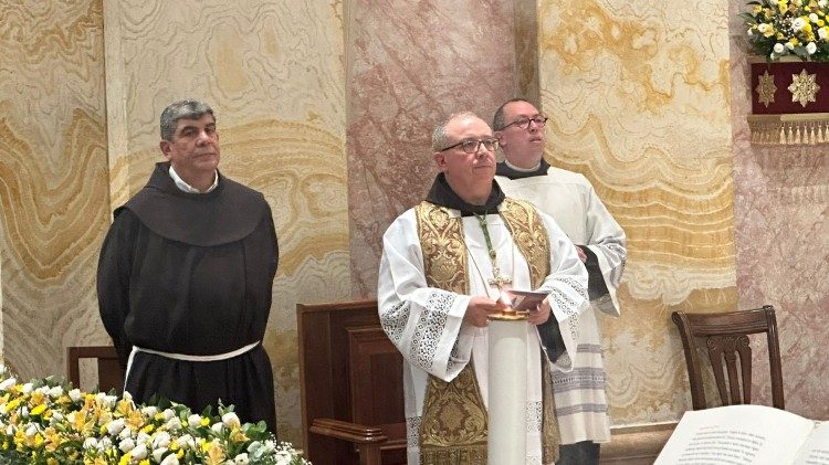 Айцец Франчэска Ельпа (у цэнтры) падчас прыняцця місіі кустода Святой Зямлі ў іерусалімскім касцёле Найсвяцейшага Збаўцы