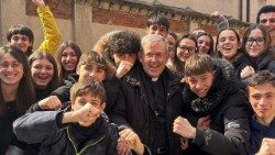El padre Fabio Attard con los jóvenes de un oratorio