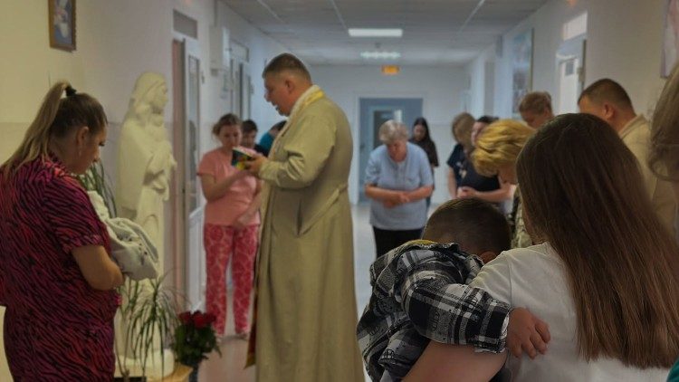 Le père Yaroslav Rokhman, dans le service périnatal de l'hôpital d'Ivano-Frankivsk 