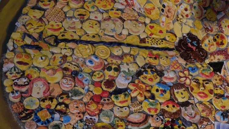 La parte di mosaico con le "faccine"