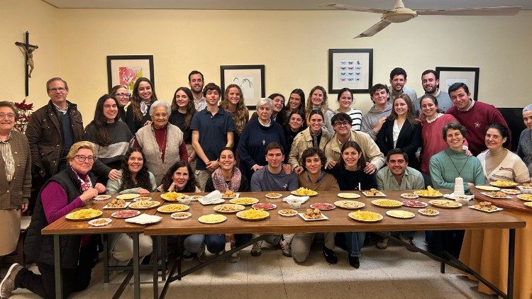 Membros do Grupo Spínola de Sevilha com a comunidade das religiosas da Congregação das Escravas do Divino Coração