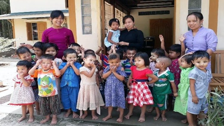Alunos e professoras na escola de Thilawa, administrada pelas Irmãs do Menino Jesus