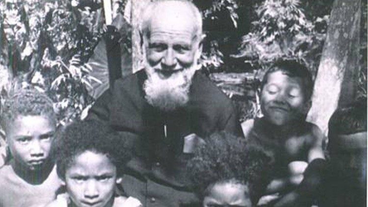 Padre Mario Lanciotti rodeado por jovens indígenas na Amazônia