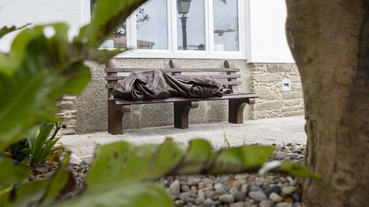 La escultura "Homeless Jesus" ha sido colocada en la Oficina del Peregrino de la Catedral de Santiago de Compostela.