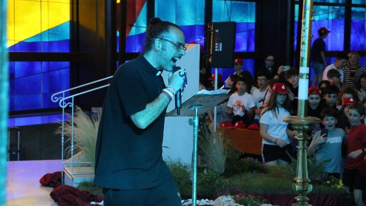 Don Fiscer durante un incontro al Santuario del Divino Amore a Roma. 