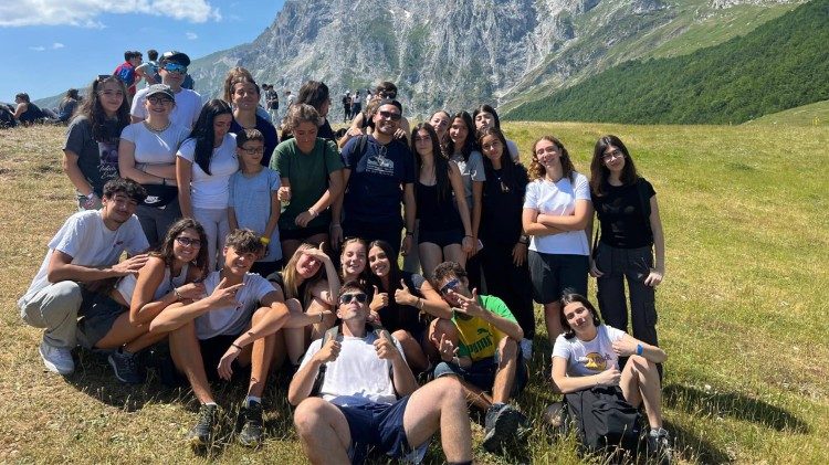 O grupo de jovens envolvidos numa excursão em montanha, organizada pela pastoral