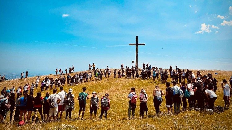 Momento de oração durante a excursão em montanha