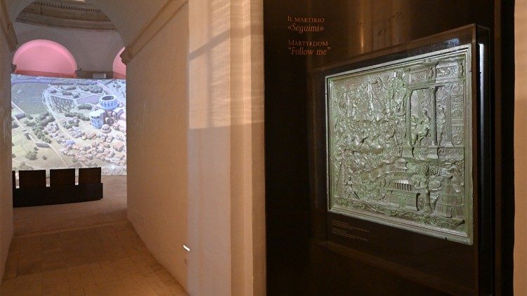 Уваход на імерсіўную выставу "Pétros ení" 