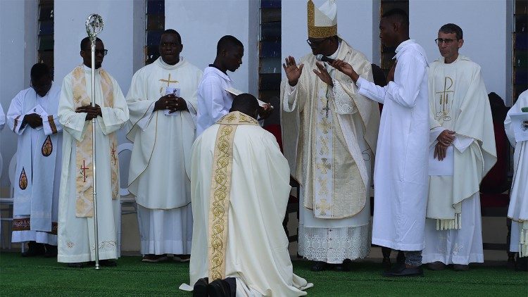 Ordenação sacerdotal de Abel Carlos, segundo Moçambicano Somascos