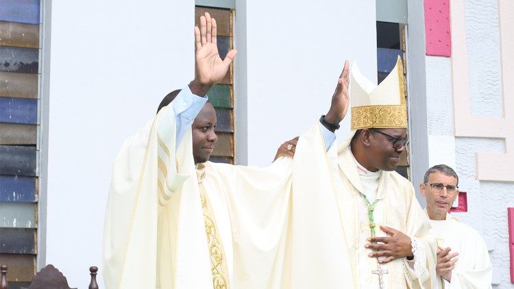 Ordenação sacerdotal de Abel Carlos, por Dom António Constantino