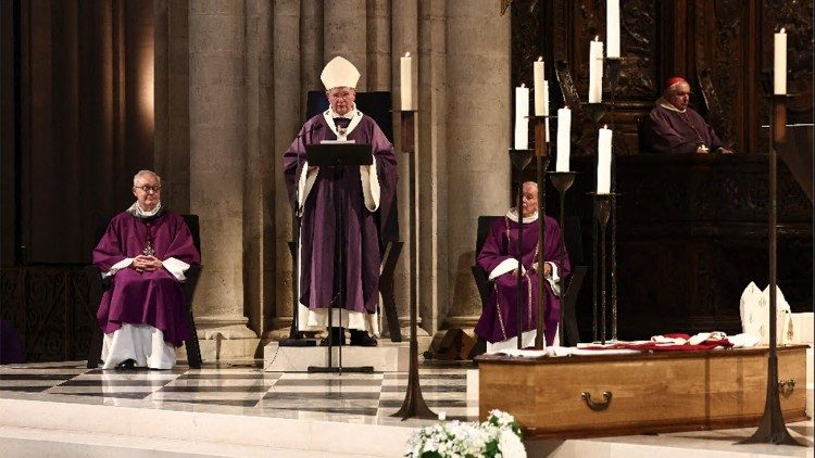 L'arcivescovo metropolita di Parigi Ulrich pronuncia l'omelia durante la Celebrazione delle esequie del cardinale Vingt-Trois