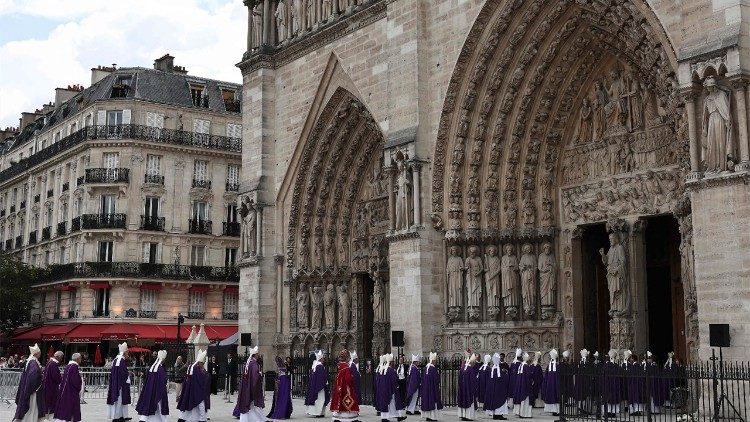 In processione all'ingresso di Notre-Dame