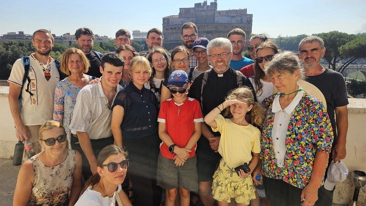 Účastníci pešej púte z Assisi do Ríma