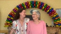 Joséphine Cordellier, responsable du rayonnement territorial de CetteFamille, et Josiane, résidente de la collocation de Cantaous.