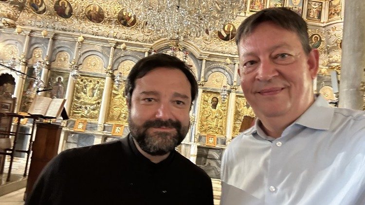 Der Theologe Athanasiou (l.) mit dem Autor der Radio-Akademie, Stefan v. Kempis, in einer Kirche auf der griechischen Insel Syros