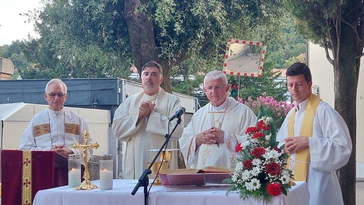 Riječki nadbiskup Mate Uzinić na misnom slavlju ispred crkvice sv. Marine u Mošćeničkoj Dragi