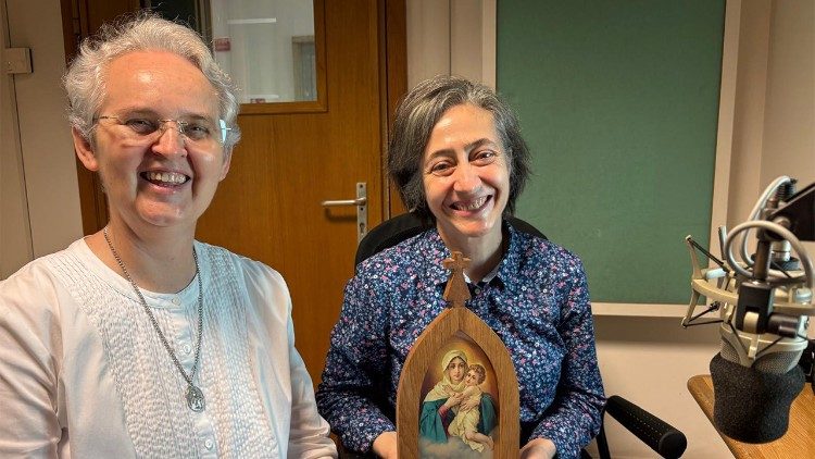Irmãs  Clades Maria e Maria Júlia nos estúdios da Rádio Vaticano