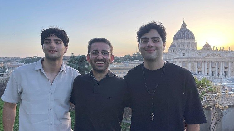 Ralib-Victor Alyase mit den Zwillingsbrüdern aus dem Libanon