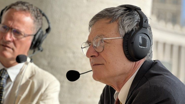 Paolo Ruffini, prefeito do Dicastério para a Comunicação, ao vivo da Praça São Pedro