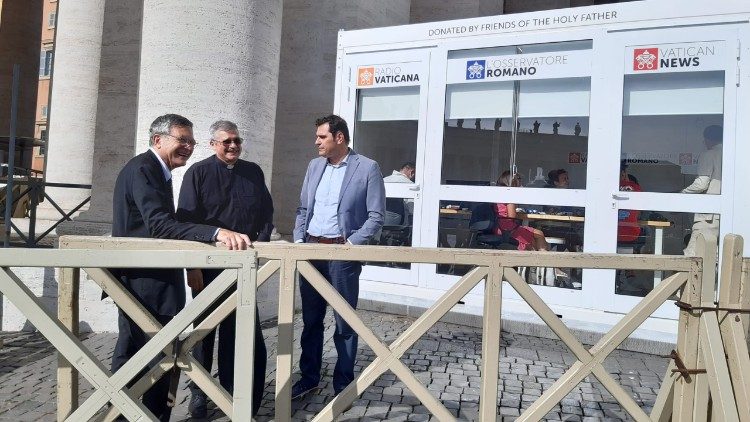 Parolo Ruffini, padre Lucio Ruiz e Alessandro Gisotti diante da nova instalação