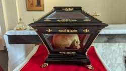 Boldog Phú Yên András földi maradványai a Vatikáni Rádió kápolnájában