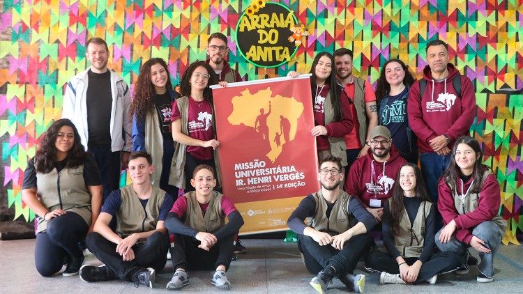 Grupo reunido após as atividades de educação ambiental e brincadeiras com crianças do Ensino Fundamental na Escola Municipal Profa. Anita Miró Vernalha. | Foto: Diego Silva Alves/ OR PMBCS