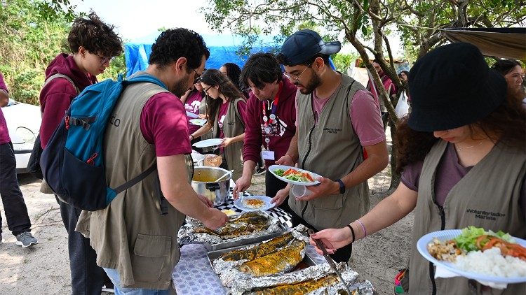 Missionários(as) se alimentaram da tainha assada, fruto do trabalho dos(as) pescadores(as) locais. | Foto: Ir. Nathan Costa, fms.