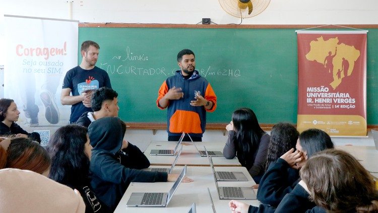 Irmão Nathan da Costa (ao centro) foi um dos mediadores da oficina sobre projeto de vida e de realização do teste vocacional online, realizada no Colégio Estadual Prof. Paulo Freire, em Pontal do Paraná. | Foto: Diego Silva Alves/ OR PMBCS
