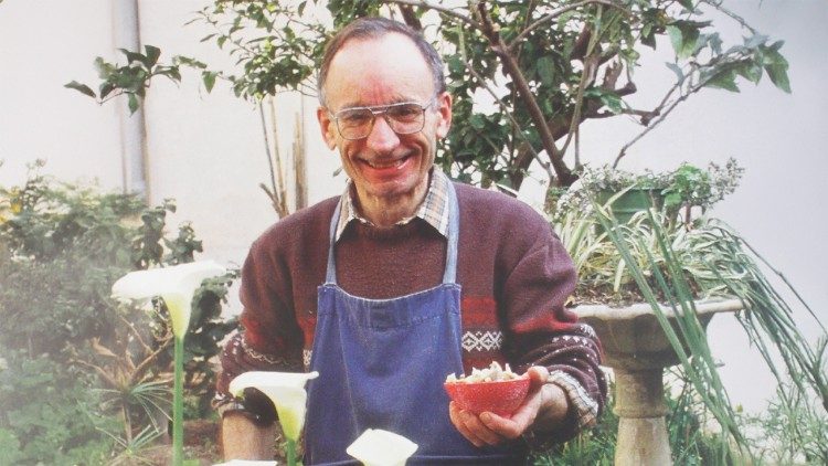 Este é um dos registros fotográficos do Ir. Henri Vergès mais difundidos pelo Instituto Marista, que em muito sintetiza o carisma e o legado do Irmão.