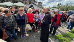 Владика Василь Тучапець під час роздачі гуманітарної допомоги 