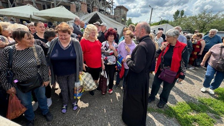 Владика Василь Тучапець під час роздачі гуманітарної допомоги 