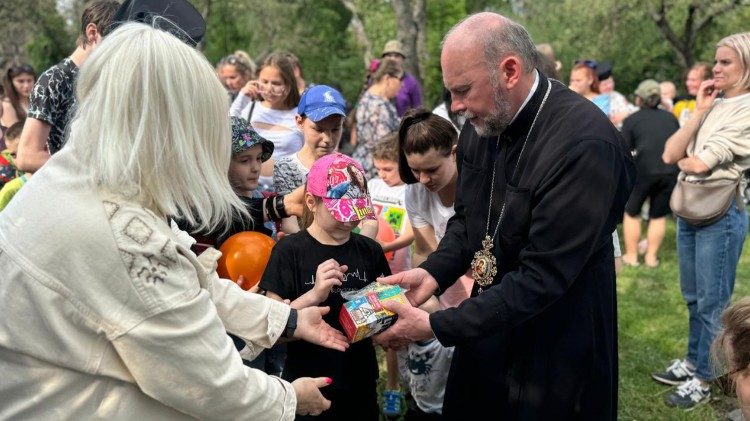 El obispo con la población de Járkiv.