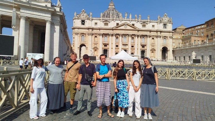 Azərbaycanın gənc katolikləri Müqəddəs Peter meydanında