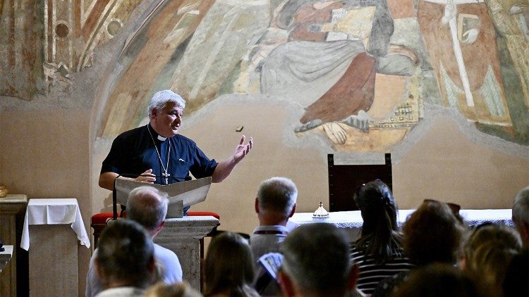 Spotkanie uczestnik&oacute;w rekolekcji oazowych z kard. Krajewskim
