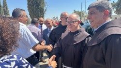 El padre Francesco Ielpo saluda a los católicos de Belén 