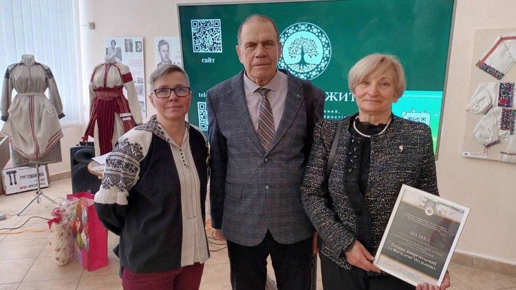 Тетяна та Василь з Любовʼю Михайлюк, директоркою БО  “Дерево мого життя”