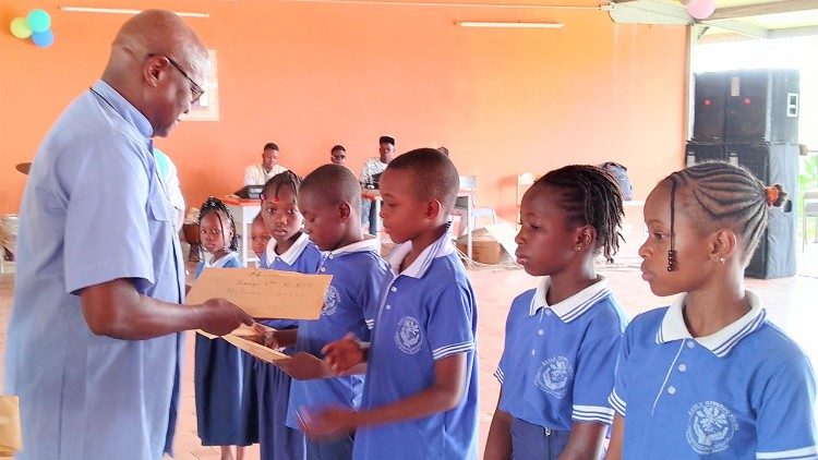 Des élèves étudiant dans une école catholique au Mali.