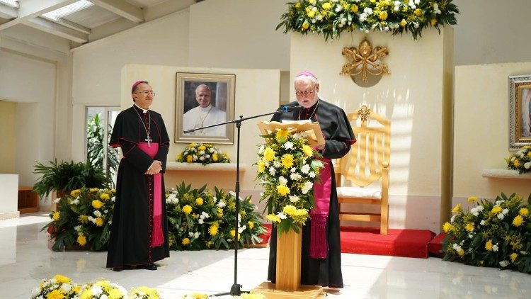 L'arcivescovo Paul Richard Gallagher (al centro) nella sua visita alla Nunziatura Apostolica in Messico