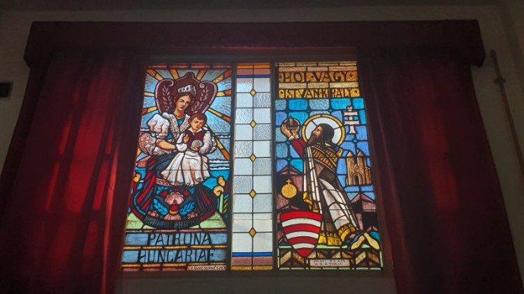 Üvegablak magyar felirattal