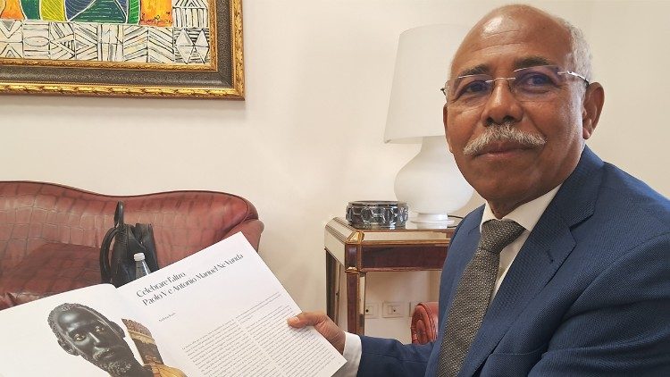 O Embaixador de Angola junto da Santa Sé,  Dr. Carlos Alberto Fonseca,  com o catálogo da Mostra "Barroco Global: o mundo em Roma no século de Bernini" em que sobressai a figura de António Manuel Ne Vunda