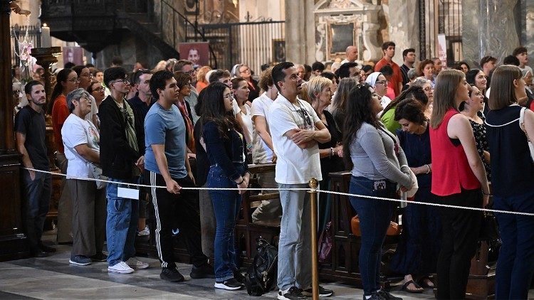 Fieles esperan su turno para rezar ante el cuerpo de Pier Giorgio Frassati.