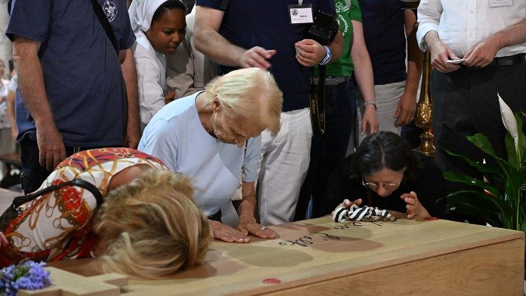 La venerazione delle spoglie di Pier Giorgio Frassati nella basilica romana di Santa Maria Sopra Minerva