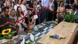 Trumna z ciałem bł. Pier Giorgia Frassatiego w Rzymie