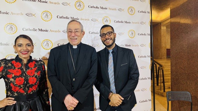 El card. Rodríguez Maradiaga con los dos cantantes hondureños participantes