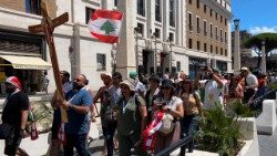 Nhóm giới trẻ Libăng hành hương qua Cửa Thánh Đền thờ Thánh Phêrô